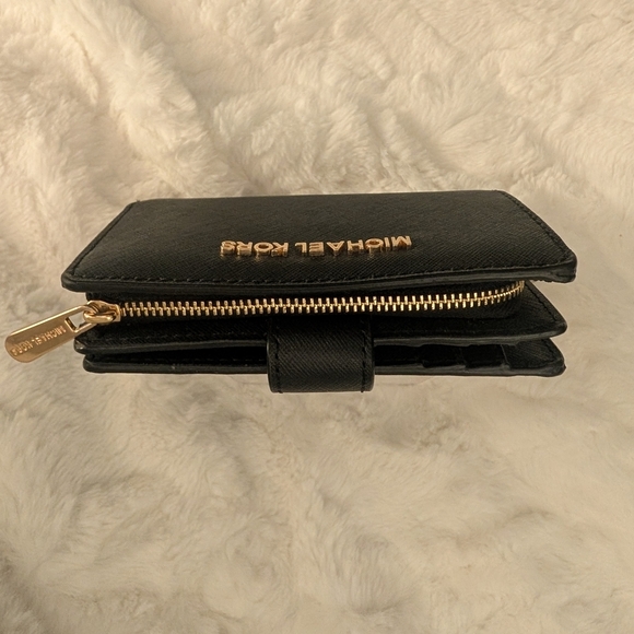 Michael Kors Black Saffiano Leather Medium Bifold Wallet EUC - Picture 3 of 5